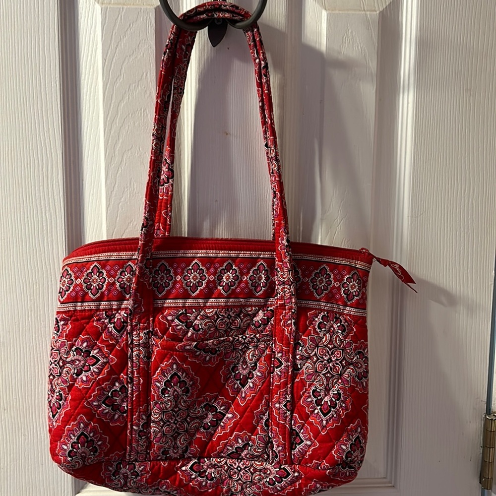 Vera Bradley bag, w-pocket on front & six pockets inside, three on each side